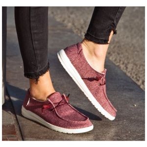 Hey Dude Wendy Burgundy Pink Stretch Sz 7 GUC